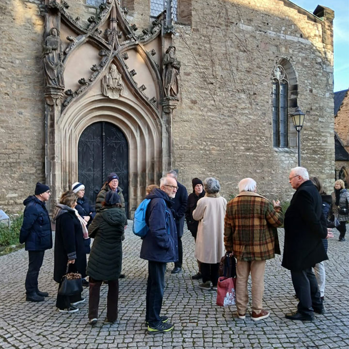 Sammlungsbewegung Mitglieder vor Kaiserdom